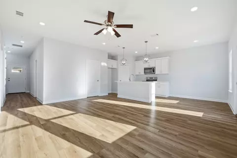 Living - 851 E Williams St, Crestview, FL 32539 photo 2 of 5