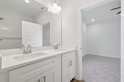 Bath - 851 E Williams St, Crestview, FL 32539 photo 2 of 4