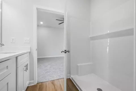 Bath - 851 E Williams St, Crestview, FL 32539 photo 3 of 4