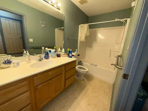 Bath - 6100 Barnes Rd, Crestview, FL 32536 photo 1 of 3