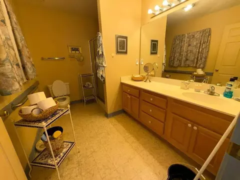 Bath - 6100 Barnes Rd, Crestview, FL 32536 photo 2 of 3