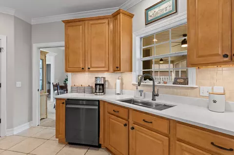Kitchen - 239 Mango Ln, Freeport, FL 32439 photo 6 of 9