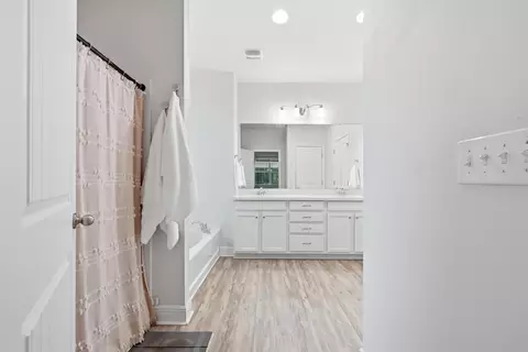 Entry Way - 24 Brighton Cv, Freeport, FL 32439 photo 7 of 9