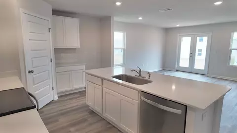 Kitchen - 4427 Marine Loop, Crestview, FL 32539 photo 3 of 4