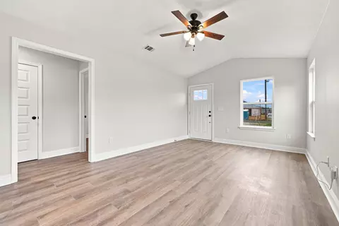 Living - 5429 Bayleaf Dr, Crestview, FL 32539 photo 3 of 4