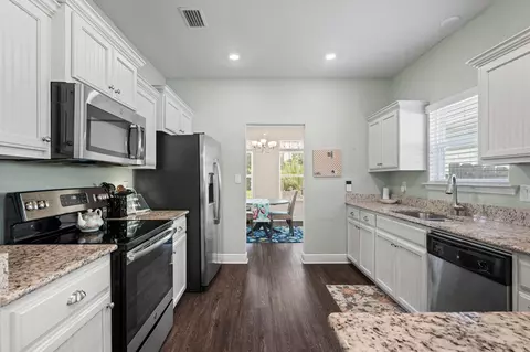 Kitchen - 802 W Wright St, Pensacola, FL 32501 photo 4 of 5