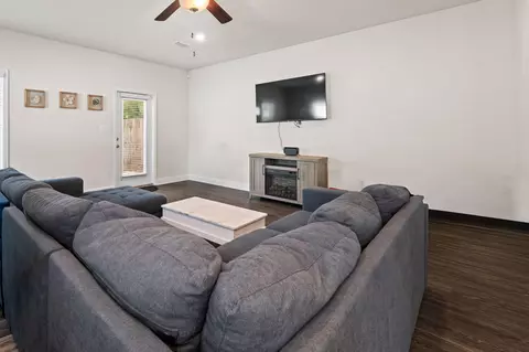 Living - 802 W Wright St, Pensacola, FL 32501 photo 2 of 3