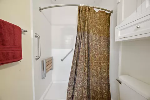 Bath - 220 W Walker Cir, Crestview, FL 32539 photo 6 of 7