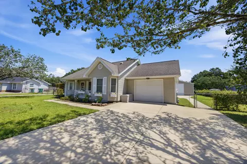 Exterior - 220 W Walker Cir, Crestview, FL 32539 photo 3 of 16