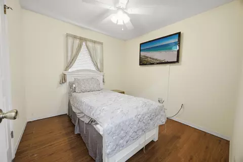 Bedroom - 220 W Walker Cir, Crestview, FL 32539 photo 5 of 7