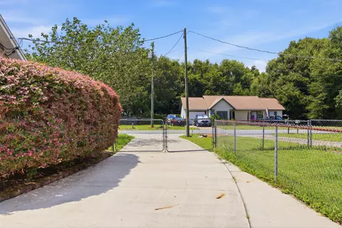 Exterior - 220 W Walker Cir, Crestview, FL 32539 photo 12 of 16