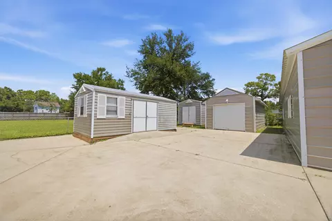 Exterior - 220 W Walker Cir, Crestview, FL 32539 photo 13 of 16
