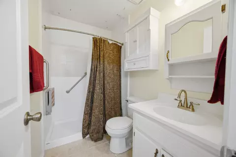 Bath - 220 W Walker Cir, Crestview, FL 32539 photo 5 of 7