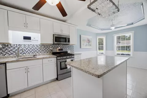 Kitchen - 220 W Walker Cir, Crestview, FL 32539 photo 3 of 4