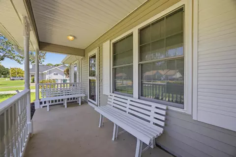 Exterior - 220 W Walker Cir, Crestview, FL 32539 photo 5 of 16