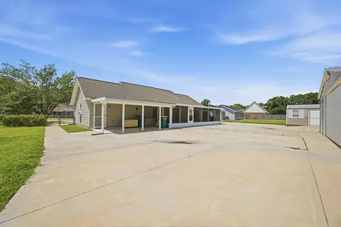 Exterior - 220 W Walker Cir, Crestview, FL 32539 photo 14 of 16
