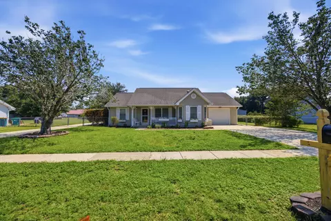 Exterior - 220 W Walker Cir, Crestview, FL 32539 photo 2 of 16