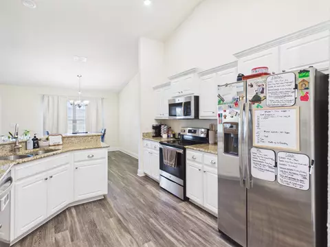 Kitchen - 5768 Marigold Loop, Crestview, FL 32539 photo 5 of 6