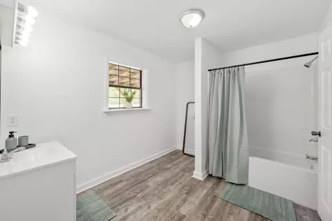 Bath - 3092 Richardson Rd, Crestview, FL 32539 photo 1 of 3
