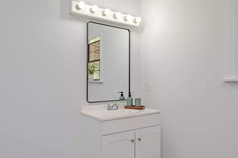 Bath - 3092 Richardson Rd, Crestview, FL 32539 photo 2 of 3