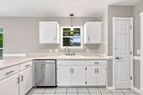 Kitchen - 129 Mill Pond Cv, Crestview, FL 32539 photo 4 of 6