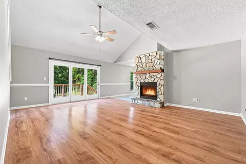 Living - 129 Mill Pond Cv, Crestview, FL 32539 photo 2 of 6