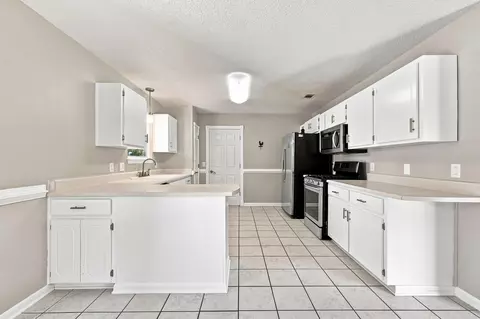 Kitchen - 129 Mill Pond Cv, Crestview, FL 32539 photo 2 of 6