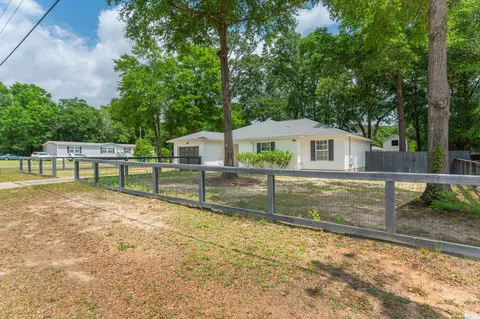 Exterior - 1093 Farmer St, Crestview, FL 32539 photo 2 of 10