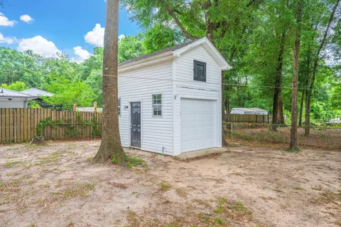 Exterior - 1093 Farmer St, Crestview, FL 32539 photo 9 of 10