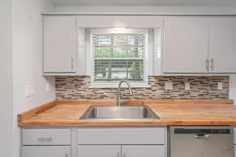 Kitchen - 1093 Farmer St, Crestview, FL 32539 photo 3 of 4