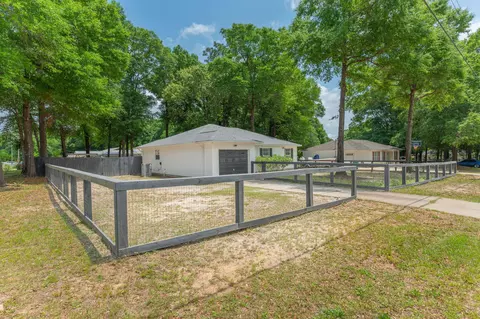 Exterior - 1093 Farmer St, Crestview, FL 32539 photo 3 of 10
