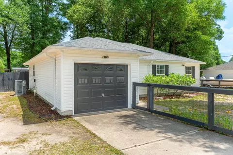 Exterior - 1093 Farmer St, Crestview, FL 32539 photo 4 of 10