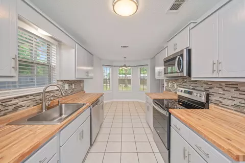 Kitchen - 1093 Farmer St, Crestview, FL 32539 photo 4 of 4