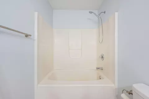 Bath - 1093 Farmer St, Crestview, FL 32539 photo 2 of 5