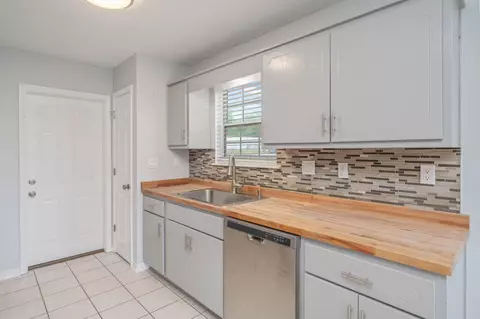 Kitchen - 1093 Farmer St, Crestview, FL 32539 photo 2 of 4