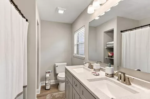 Bath - 6617 Lee St, Milton, FL 32570 photo 1 of 4