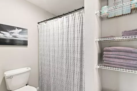 Bath - 6617 Lee St, Milton, FL 32570 photo 3 of 4
