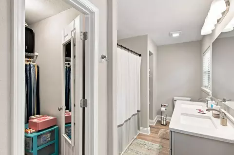 Bath - 6617 Lee St, Milton, FL 32570 photo 2 of 4