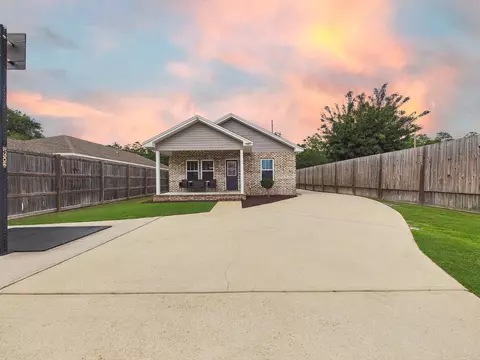 Exterior - 4606 Range Rd, Niceville, FL 32578 photo 2 of 8