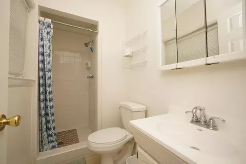 Bath - 45 11th St, Shalimar, FL 32579 photo 1 of 2