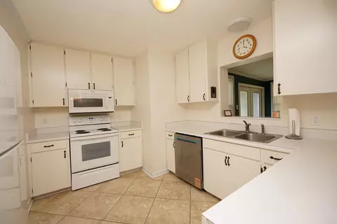 Kitchen - 45 11th St, Shalimar, FL 32579 photo 3 of 6
