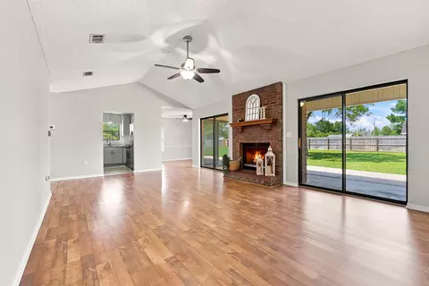 Living - 907 Pinellas Dr, Crestview, FL 32536 photo 4 of 5