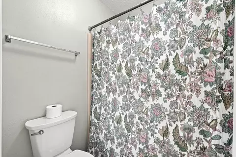Bath - 907 Pinellas Dr, Crestview, FL 32536 photo 5 of 6
