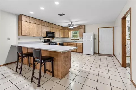Kitchen - 4568 Yellow Bluff Rd, Crestview, FL 32539 photo 6 of 7