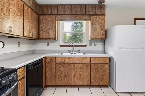 Kitchen - 4568 Yellow Bluff Rd, Crestview, FL 32539 photo 5 of 7