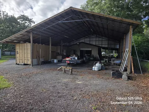 Exterior - 3080 Oak St, Crestview, FL 32539 photo 3 of 8