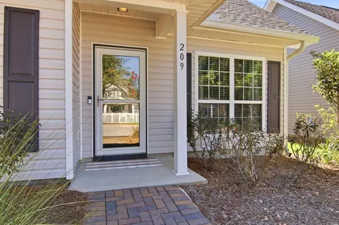 Exterior - 209 Nelly St, Freeport, FL 32439 photo 5 of 15