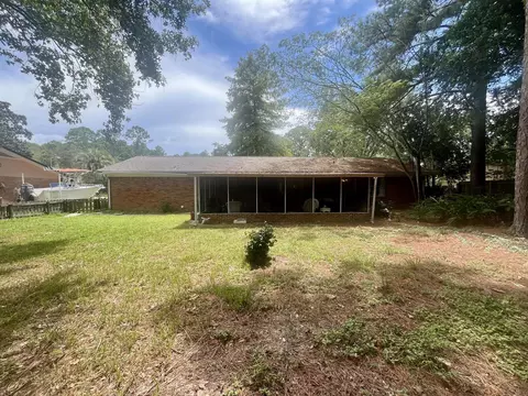 Exterior - 303 Pontevedra Ln, Niceville, FL 32578 photo 3 of 4