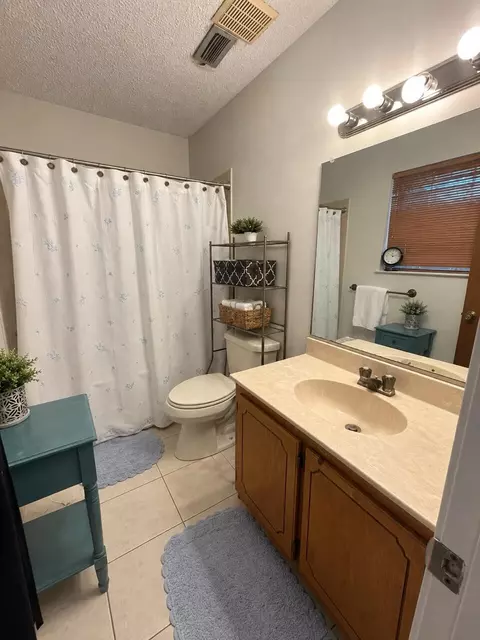 Bath - 303 Pontevedra Ln, Niceville, FL 32578 photo 3 of 3