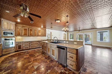 Kitchen - 5698 Old Bethel Rd, Crestview, FL 32536 photo 5 of 8